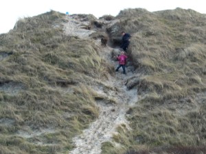 De zeewering beklommen